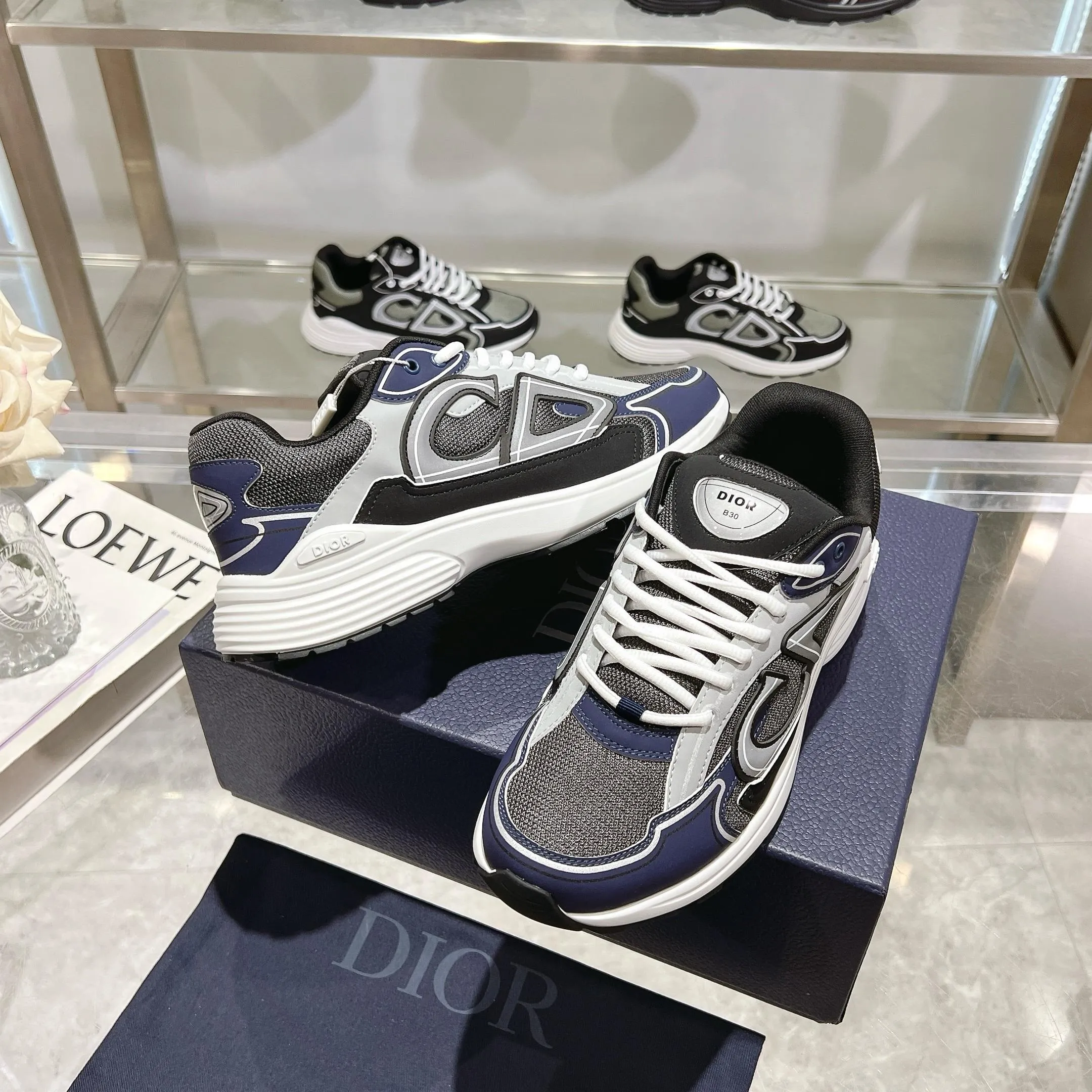 👟👟Ex-factory price 520👟👟 H612 high version B30 low-top sneakers are one of the flagship styles of this series. Crafted from mesh and technical fabrics, it's finished with a reflective 'CD30' graphic and 'DIOR B30' and 'CD30' logos on the heel and tongue. The extra-light, sculpted rubber sole adds style with signature accents, while internal stretch details create ideal comfort. Can be paired with a variety of casual looks to show a fashionable, modern and sporty style. ✅Size: 35-47 (45-46-47 customized, non-returnable and non-exchangeable) ✅Sole material: Original ultra-light IP sole ✅Packaging: Brand new counter packaging